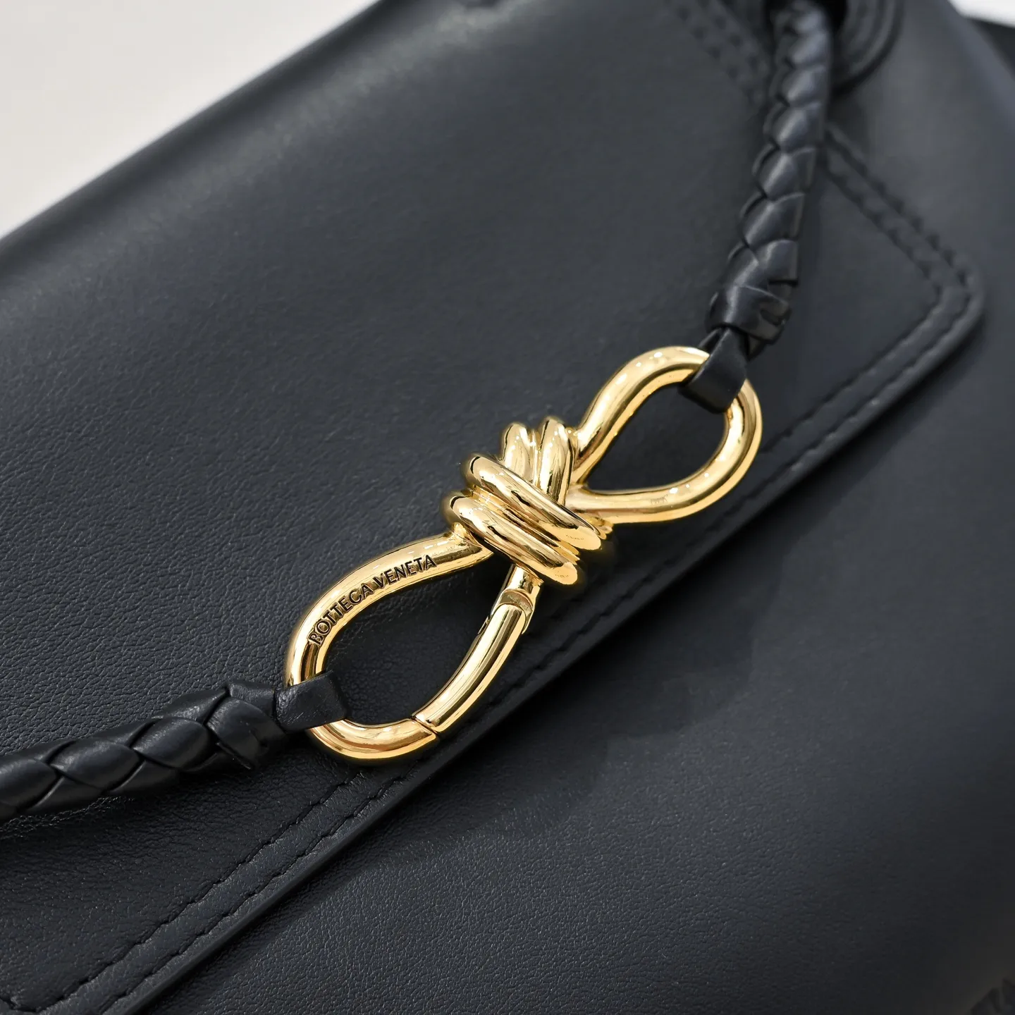 Batch 2060 #Bv New Small Ciao Ciao Handbag Who carried the cute little Ciao Ciao out on the street❣️Made of Dutch Silky Calf calfskin ~ silky to the touch. The leather is thick, and the suede lining is soft and comfortable. The relaxed feeling of stacked smooth leather, the representative woven element shoulder strap, and the perfect embellishment of golden buckles💥The unique bag shape is casual and exquisite, and super practical☄️Carry Ciao Ciao to accompany you in various occasions, and be the most stylish you🎀 Size: 26x19x10.5 Style No. 5835#